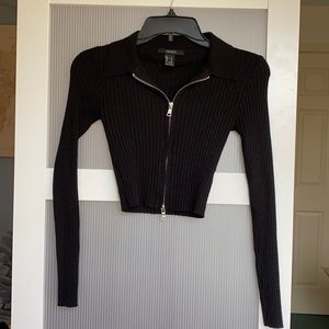 Black cropped sweater with collar and zipper